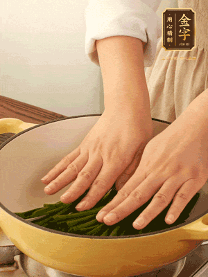 小蔥鋪在底部，放上生姜