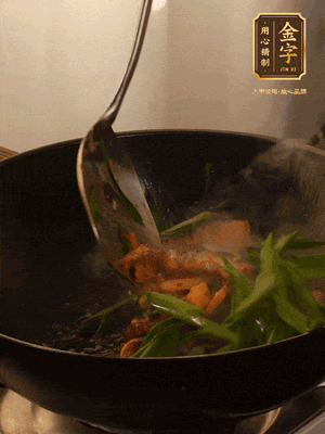 黃豆醬、鹽、糖調(diào)味，淋一圈花雕酒，蒜白先下，蒜葉后下