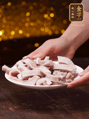 豬肚冷水下鍋，姜蔥料酒去腥，水開煮5分鐘，撈出，切小塊。
