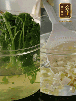 春筍切丁焯水；薺菜加鹽焯水，過(guò)涼水后切成細(xì)末