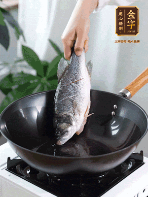 熱油，加1大勺豬油、姜片，再下鱸魚(yú)，煎至定型后翻面。（加點(diǎn)豬油，燉出的魚(yú)湯更容易變?yōu)榍逅哪贪咨?。?>
					</div>
					<span>步驟 3/6</span>
					<p>熱油，加1大勺豬油、姜片，再下鱸魚(yú)，煎至定型后翻面。（加點(diǎn)豬油，燉出的魚(yú)湯更容易變?yōu)榍逅哪贪咨?。?/p>
				</li><li>
					<div   id=