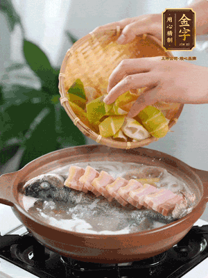 倒開(kāi)水燉煮后轉(zhuǎn)移入砂鍋，淋料酒去腥、加少許鹽調(diào)味，再依次加咸肉、春筍燉煮15分鐘。