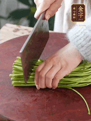 正嫩的藜蒿，掐頭去除根部，切小段