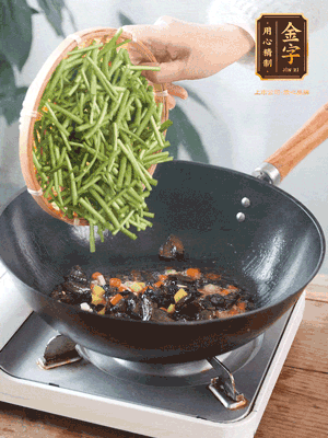 熱油煸香蒜末、姜粒、小米辣，再下臘肉煸炒出香味