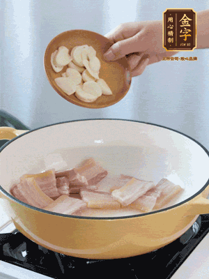 熱油下咸肉煸出香味，加蒜片、毛豆翻炒均勻