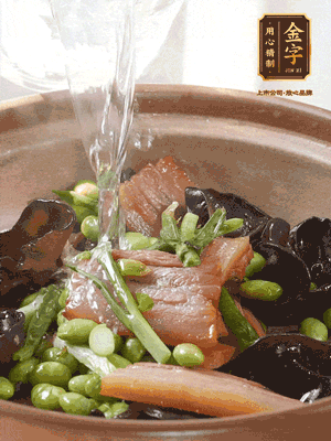 轉(zhuǎn)入砂鍋，加入開(kāi)水、百葉結(jié)燉煮10分鐘