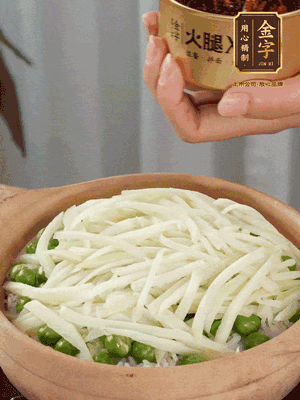 到水微干，放上豌豆、茭白絲。
