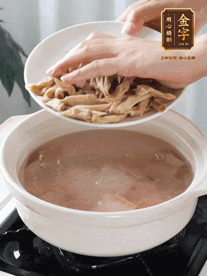 再下筍干段，加水、少許黃酒中火燉煮15分鐘。
