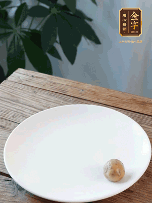 做水油皮、油酥 將油皮材料放入料盆中，加100ml水攪拌成雪花片狀。在案板上反復揉搓成有一定筋度的光潔面團，搓成14個團子。
