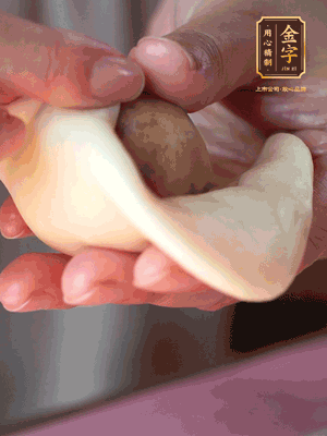 包月餅 面劑兩頭向中間捏緊， 光滑一面向下