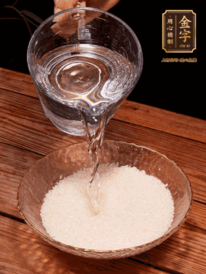 大米提前浸泡30分鐘。干香菇泡發(fā)切成條；蝦米提前浸泡2小時(shí)