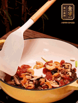 蔥白、干香菇、蝦米、香腸片略微翻炒才出香味，然后倒入料汁（生抽3勺、蠔油2勺、胡椒粉少許）、大米拌勻