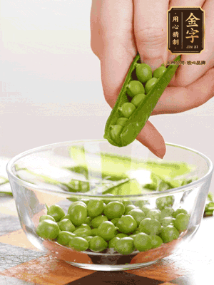 處理食材，藕切片，豌豆剝殼，菱角剝殼， 依次焯水