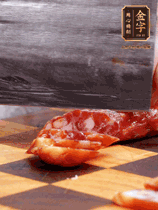 處理食材：香腸切片，土豆切塊、胡蘿卜切丁、豆角切段