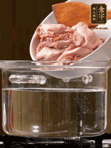 麻鴨切塊，冷水下鍋，加蔥姜、料酒焯水。撈出溫水洗凈