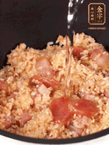 一起放入電飯鍋，加入剛好沒過食材的水。