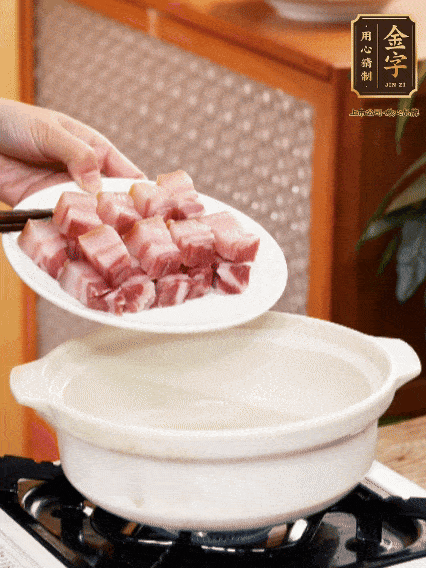 鍋內(nèi)倒油，下咸肉微微煸炒，再放排骨炒一下