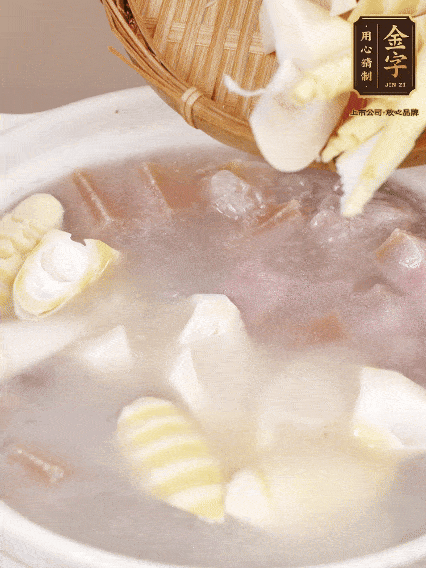 小火燉20分鐘后，放入春筍燉15分鐘