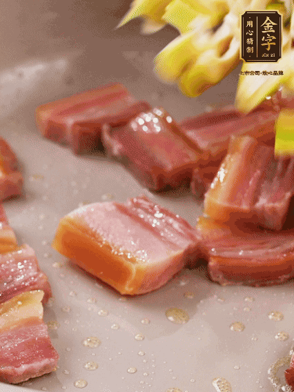 再放春筍翻炒一下，倒入砂鍋中，加適量的熱水，大火燜煮6分鐘