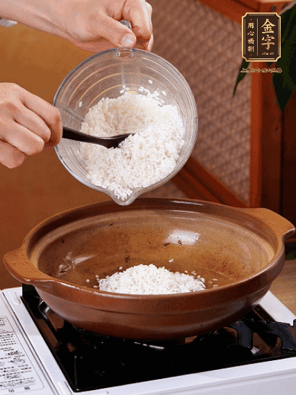 砂鍋中倒入煎羊肚菌的油，涂勻。加入提前浸泡過1小時(shí)的生米，再加入和生米齊平的水,,蓋蓋子，大火煮沸后轉(zhuǎn)小火煮至水分微干