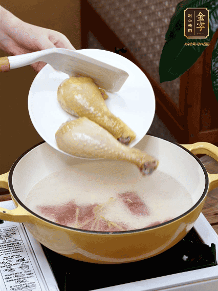 倒清水，放雞腿，大火煮開轉(zhuǎn)中小火煮20分鐘