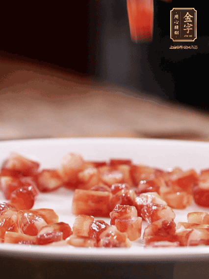 金字迷你小香腸切小段，煎出肉香