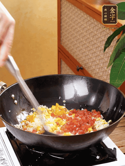 放隔夜飯攪散，加香腸，1勺生抽、半勺鹽調(diào)味。最后撒蔥花