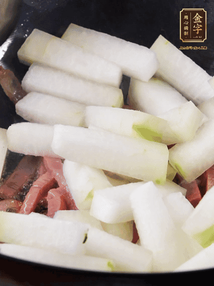 再下冬瓜微微煸炒，加一小碗水，中小火煨5分鐘