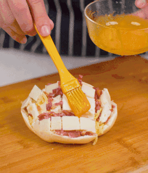 放在烤盤上，表面先刷一層玉米油，再刷一層蛋黃液。