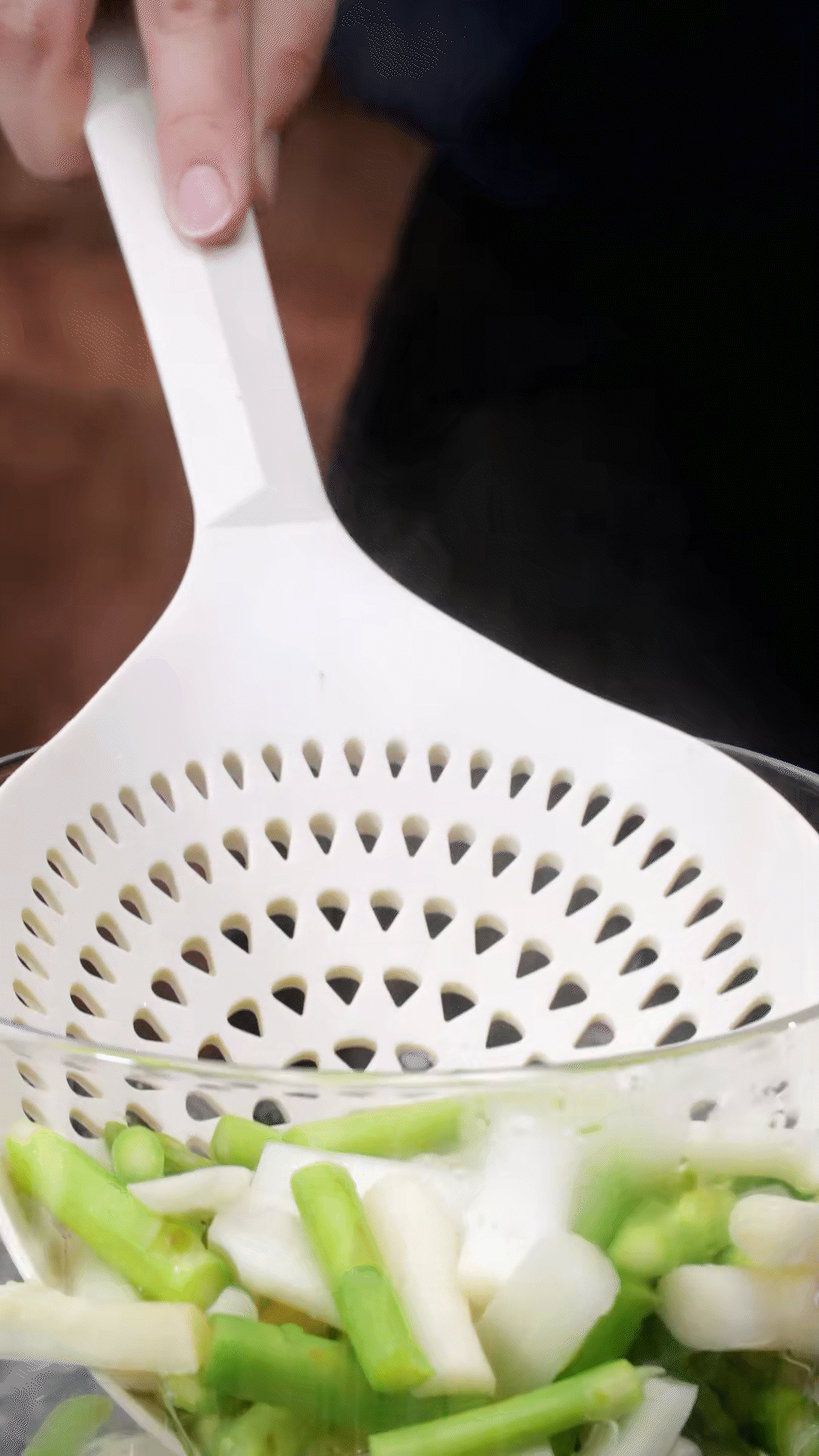 蘆筍切去老根，削皮后切斷焯水
