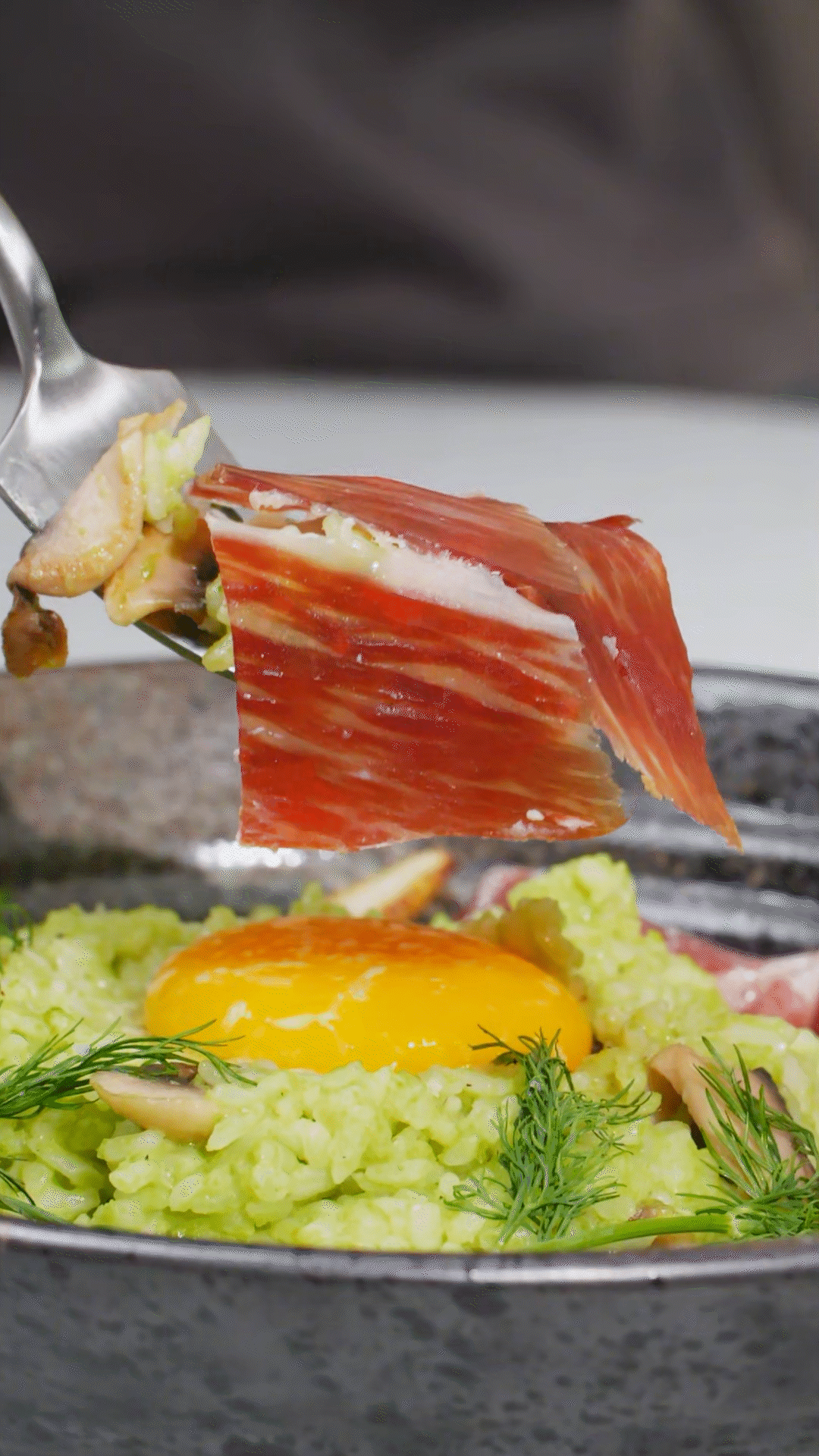 沿著碗邊依次放上：巴瑪火腿、玉米筍、蒔蘿