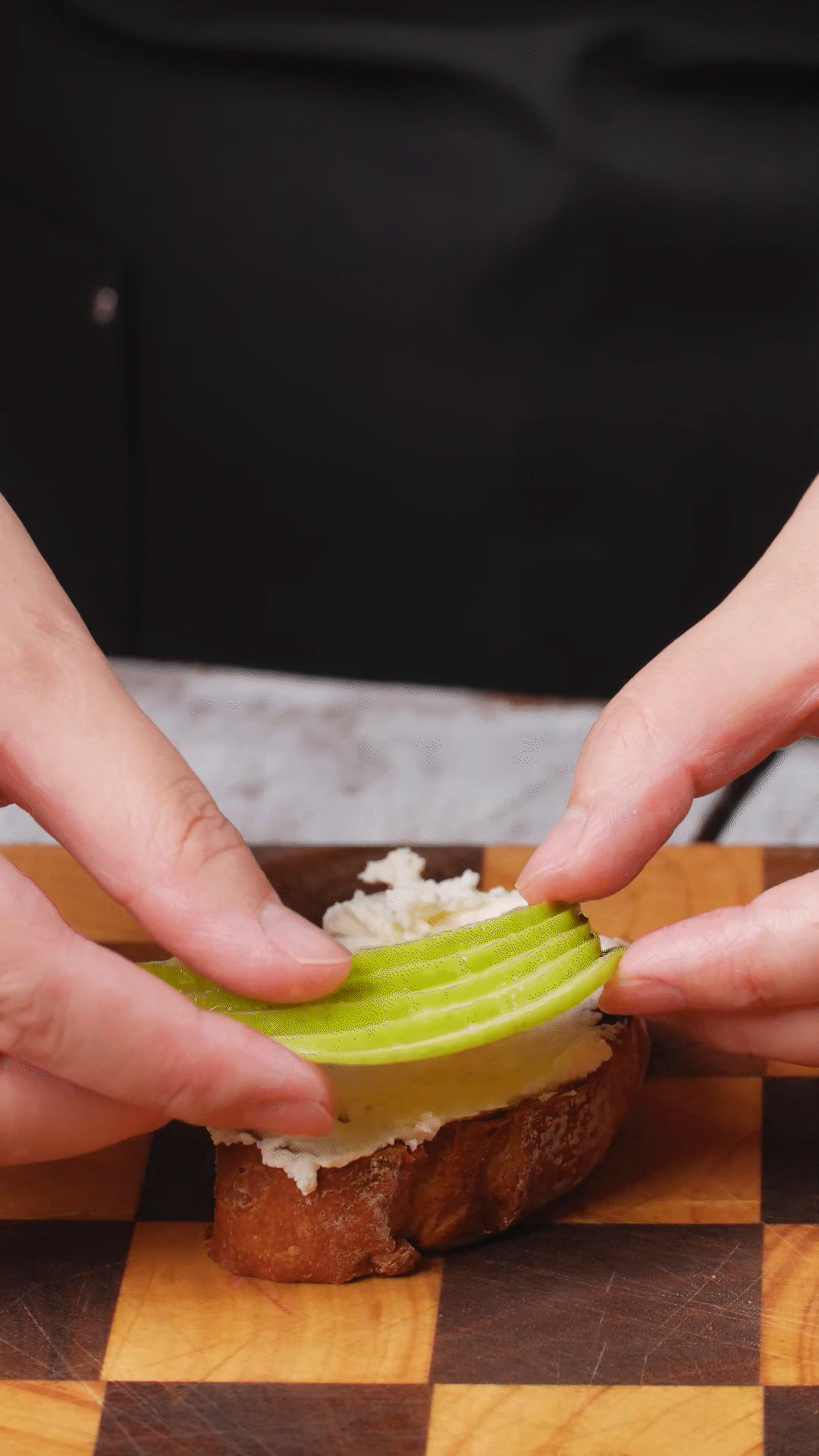 歐包抹上奶酪依次放上：蘋果、梨、藍莓
