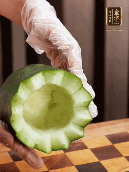 將小冬瓜洗凈，頂端切開去瓜瓤，改刀切口呈鋸齒狀