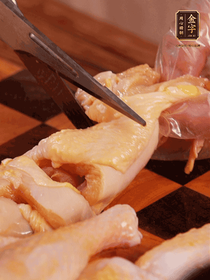 土雞處理干凈，切成大塊，加蔥姜、花雕酒、鹽腌制10分鐘