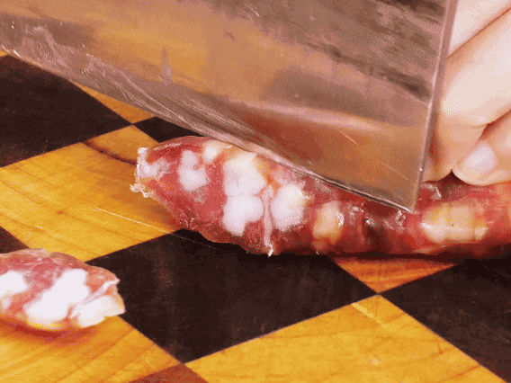 香腸少油煸出香味，下南瓜、板栗、香菇翻炒。2勺生抽、1勺老抽、1勺蠔油、1勺鹽、半勺糖調(diào)味