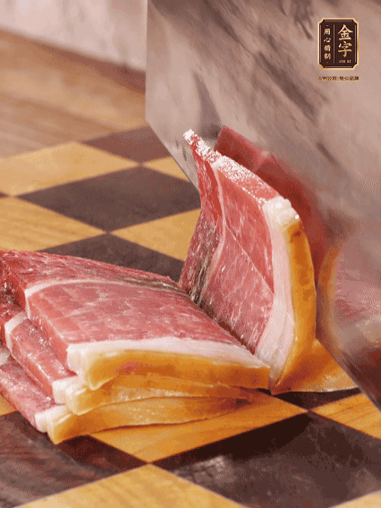 金字火腿切片，溫水浸泡5分鐘；肉皮泡發(fā)，切成小塊。