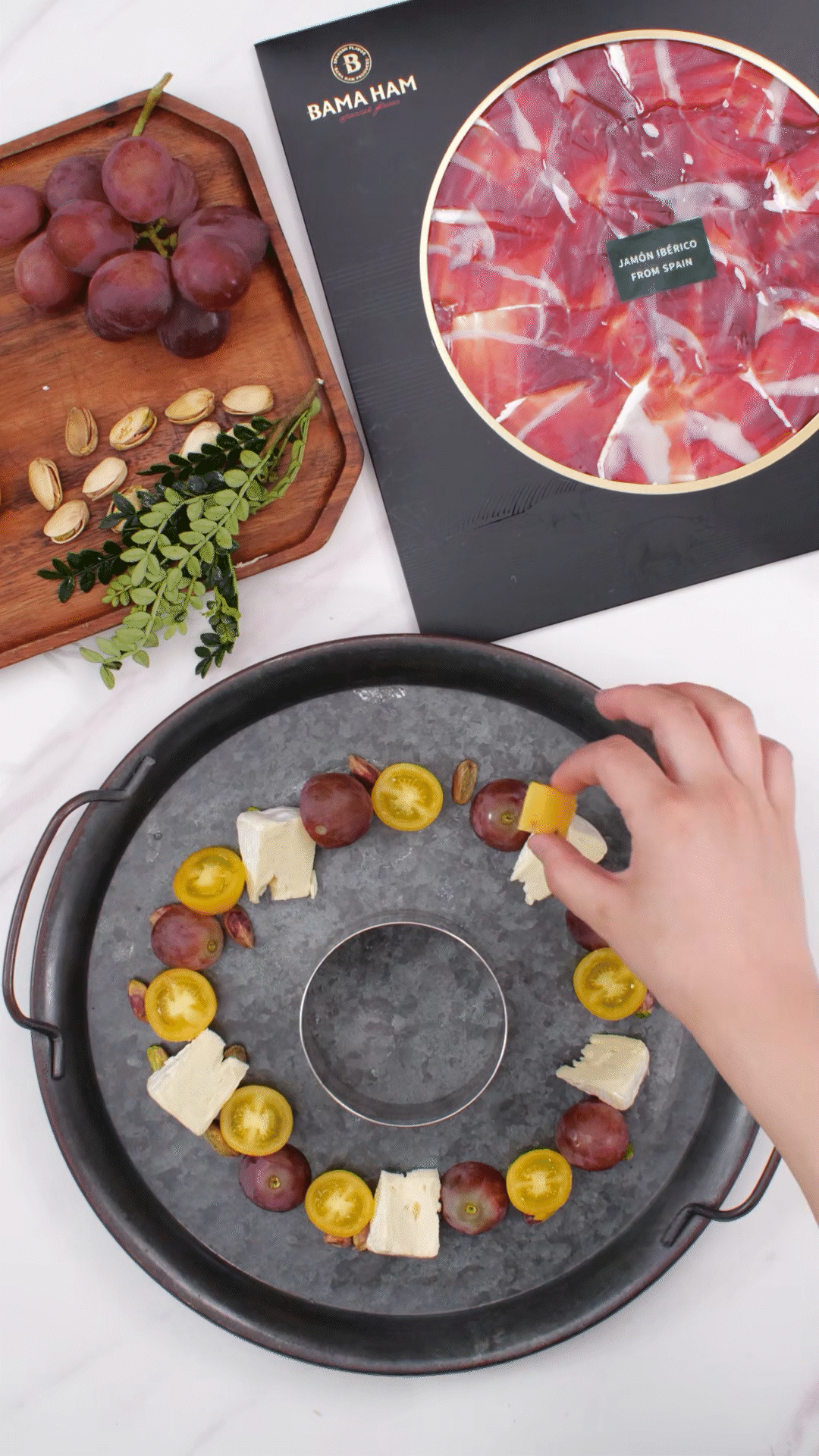 準(zhǔn)備一個大盤子，中間放上模具（或是一個空碗）預(yù)留空位，沿著磨具把食材擺盤成花環(huán)裝