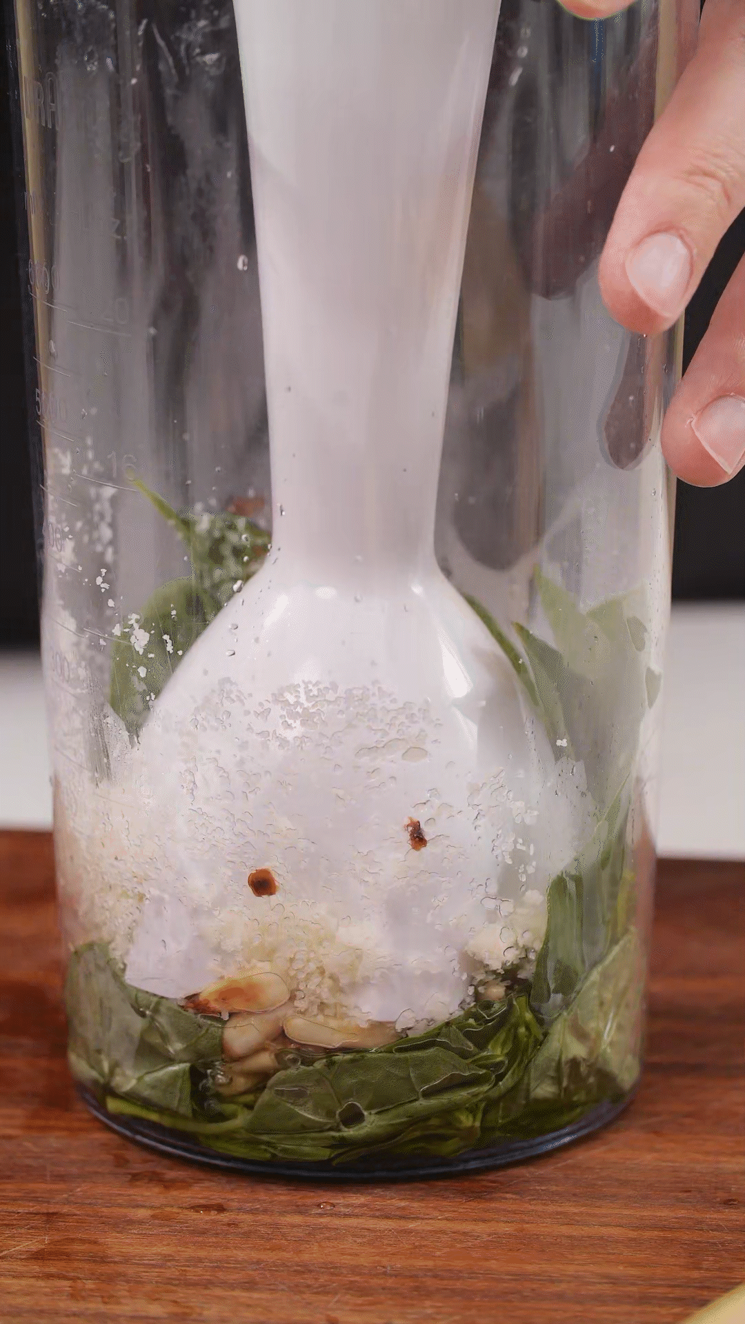 加入松子、現(xiàn)磨芝士碎、大蒜、鹽和檸檬汁、橄欖油，用手持料理機(jī)攪打細(xì)膩均勻
