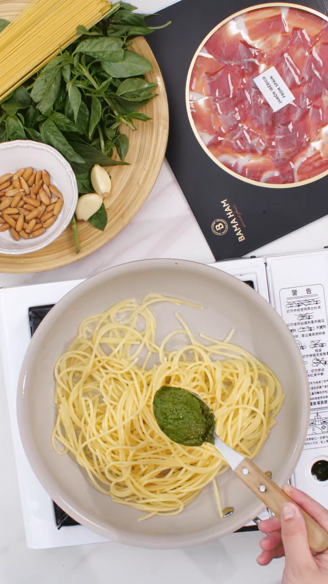 鍋中加入橄欖油，放入意面和青醬攪拌均勻裝盤
