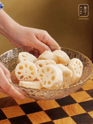 蓮藕洗凈削皮，切大塊，用鹽、糖腌制30分鐘。