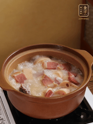 豬油潤(rùn)鍋，豬骨、姜片煸出油脂香，再依次下開(kāi)水、蓮藕、火腿，大火燒開(kāi)