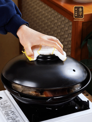 大火燒開，大火煮10~15分鐘。放入切好的豆腐，再煮5分鐘