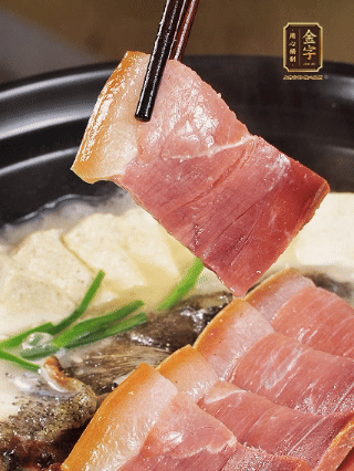 加入一丟丟鹽，撒點(diǎn)胡椒粉，蔥段點(diǎn)綴