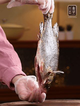 鱖魚(yú)殺好洗凈，去頭去尾留用，貼著魚(yú)背去掉主刺，再切成大小均勻的魚(yú)塊