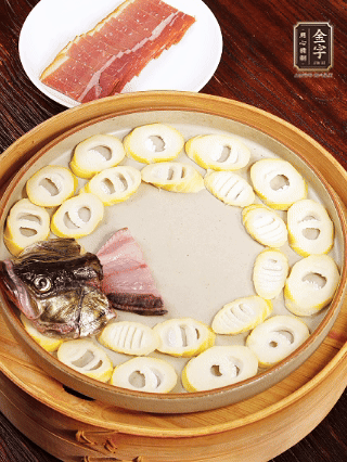 取一個(gè)深一點(diǎn)的盤(pán)子，按照“春筍墊底、魚(yú)肉居中、火腿蓋頂”的順序擺放。魚(yú)頭和魚(yú)尾擺在兩端，還原整魚(yú)形狀