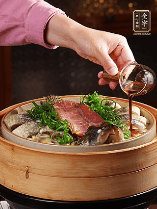 蒸魚(yú)時(shí)做蒸魚(yú)醬汁：鍋中少油，蔥白段、姜片、蒜片、洋蔥絲爆香，加2勺蒸魚(yú)豉油、3勺清水、一點(diǎn)白糖煮沸。（比單純淋蒸魚(yú)豉油香得多）